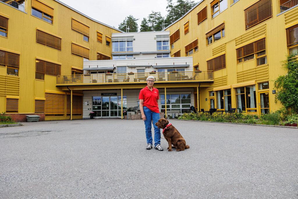 Besøksvenn med hund på Løvenstadtunet