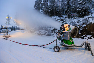Snøproduksjon i lysløypa i Marikollen