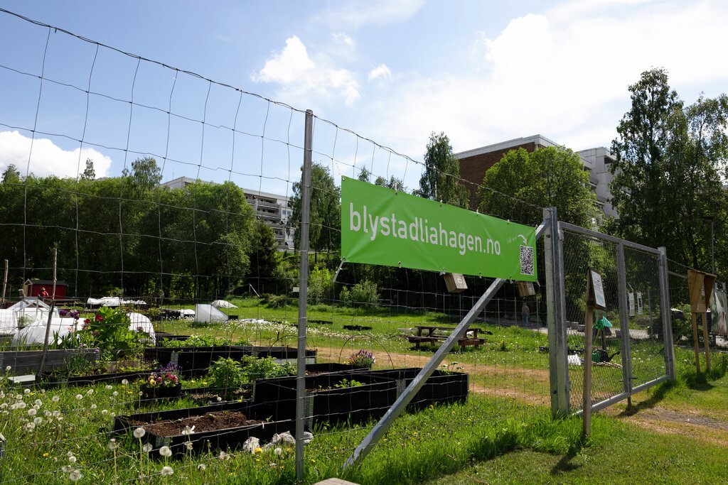 Blystadliahagen med plakat på gjerdet