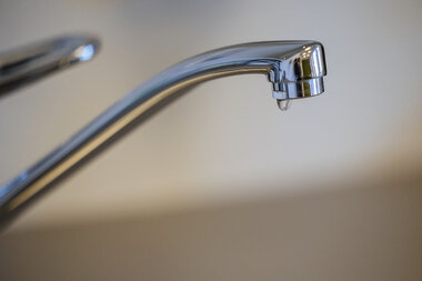 Kran med rennende vann