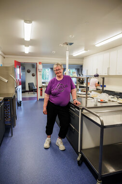 Synnøve Olsen jobber på dugnad på kjøkkenet til Fjerdingby trivselssenter.