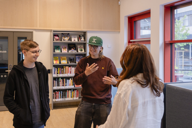 Psykolog Sara Khazaeni i samtale med unge