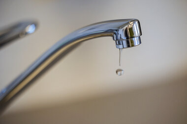 Kran med rennende vann