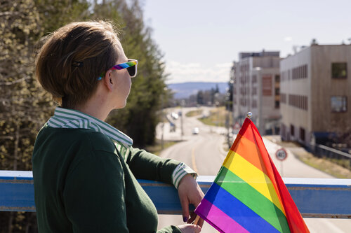 Hilde Åstrøm med regnbueflagg i Fjerdingby sentrum