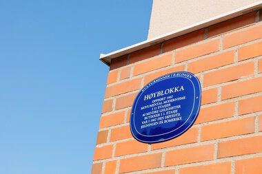 Blått skilt på høyblokka på Løvenstad