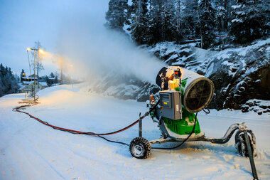Snøproduksjon i lysløypa i Marikollen