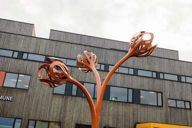 Utendørs kunst på Fjerdingby skole og ressursavdeling