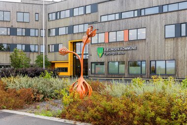 Utendørs kunst på Fjerdingby skole og ressursavdeling