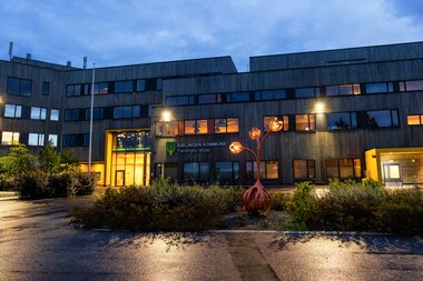 Utendørs kunst på Fjerdingby skole og ressursavdeling