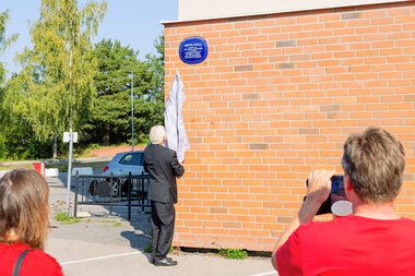 Blått skilt på høyblokka på Løvenstad