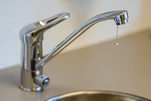 Kran med rennende vann