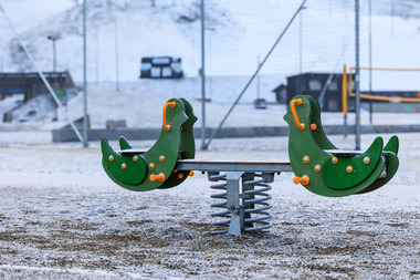 Lekeapparat i snødekt landskap i Marikollen