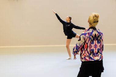 Danselærer Camilla Evensen med kulturskoleelever i dansesalen i Ravinen