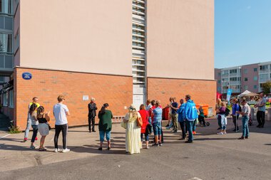 Blått skilt på høyblokka på Løvenstad