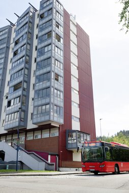 Buss 300 ved blokk Blystadlia