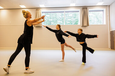 Danselærer Camilla Evensen med kulturskoleelever i dansesalen i Ravinen
