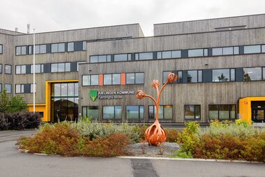 Utendørs kunst på Fjerdingby skole og ressursavdeling