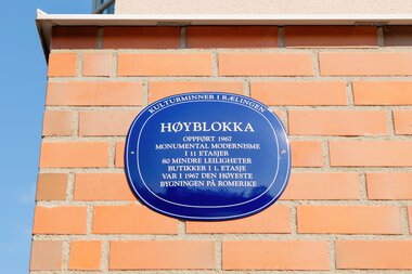 Blått skilt på høyblokka på Løvenstad