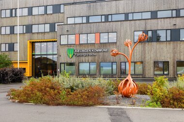 Utendørs kunst på Fjerdingby skole og ressursavdeling