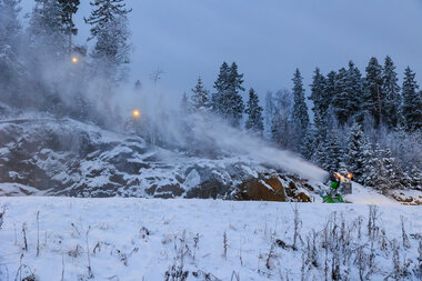 Snøproduksjon i lysløypa i Marikollen