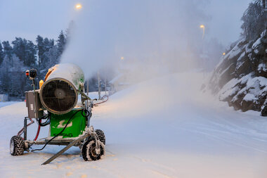 Snøproduksjon i lysløypa i Marikollen