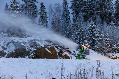 Snøproduksjon i lysløypa i Marikollen