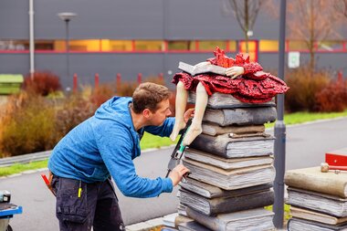 Montering av kunstverket Boksøylen av Lene Kilde