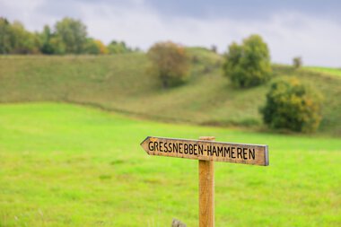 Skilt langs turstien gjennom Gressnebben