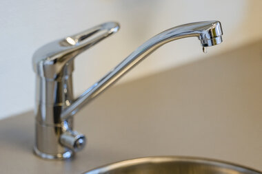 Kran med rennende vann