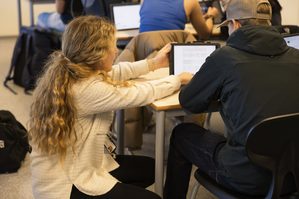 Bilder av Iselin i undervisning, lærer ved Marikollen ungdomsskole