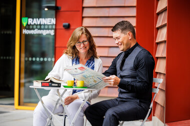 Ingrid Dominique og Ståle Grøtte på torget utenfor Ravinen