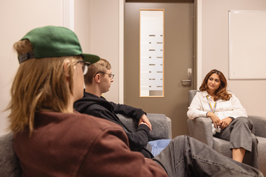 Psykolog Sara Khazaeni i samtale med unge