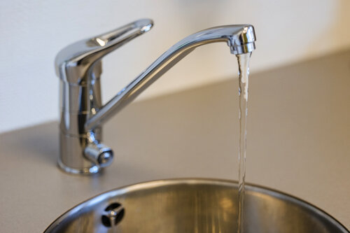 Kran med rennende vann