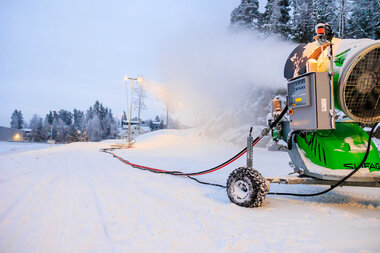 Snøproduksjon i lysløypa i Marikollen