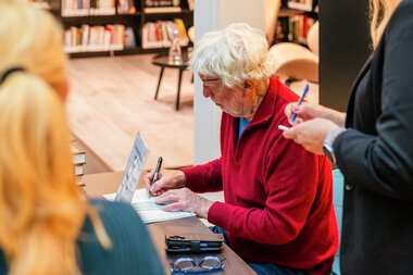 Odd Karsten Tveit på biblioteket