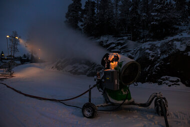 Snøproduksjon i lysløypa i Marikollen