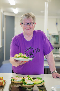 Synnøve Olsen jobber på dugnad på kjøkkenet til Fjerdingby trivselssenter.