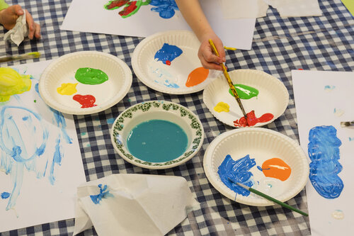 Barn som maler i Løvenstad barnehage