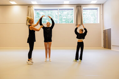 Danselærer Camilla Evensen med kulturskoleelever i dansesalen i Ravinen
