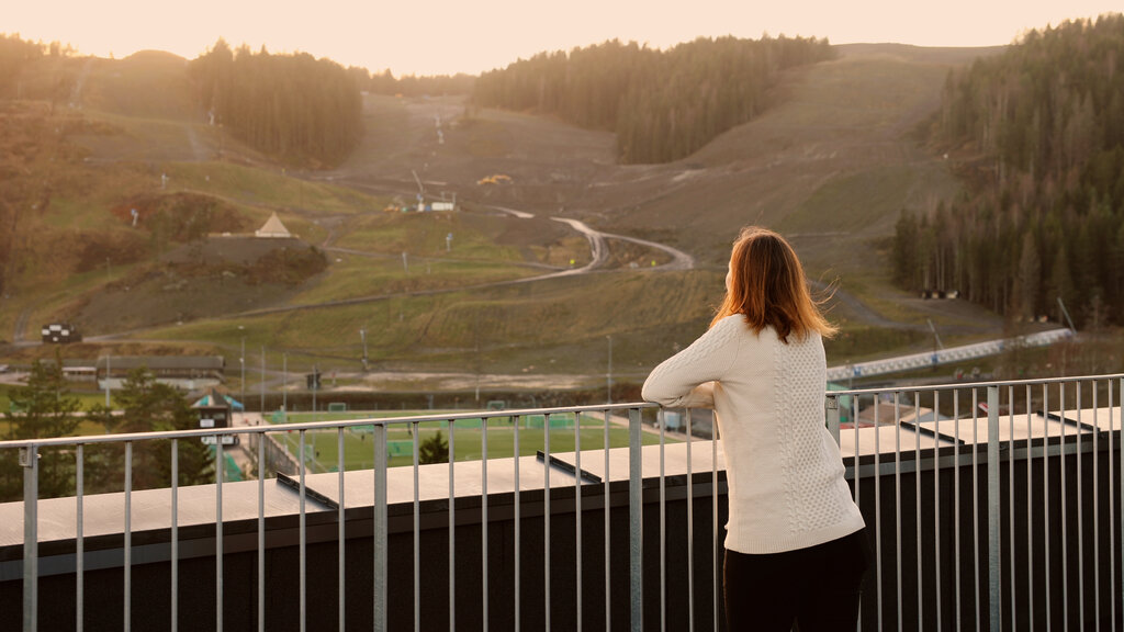 Lærer beundrer utsikten fra nye Fjerdingby skole