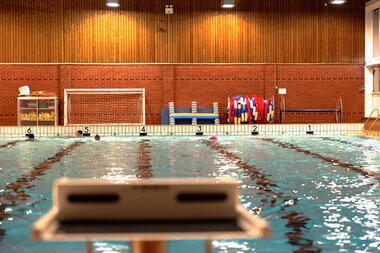 Sandbekken bad med svømmere