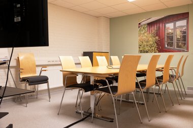 Arbeidsrom i Rælingen rådhus med fotografi 