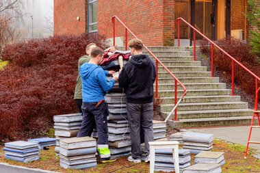 Montering av kunstverket Boksøylen av Lene Kilde