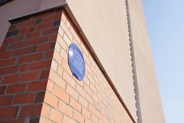 Blått skilt på høyblokka på Løvenstad