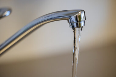 Kran med rennende vann