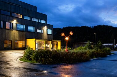 Utendørs kunst på Fjerdingby skole og ressursavdeling