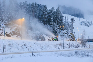 Snøproduksjon i lysløypa i Marikollen