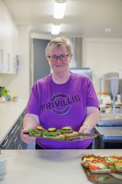 Synnøve Olsen jobber på dugnad på kjøkkenet til Fjerdingby trivselssenter.