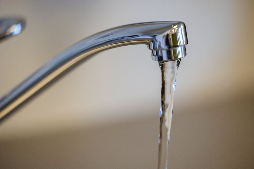 Kran med rennende vann