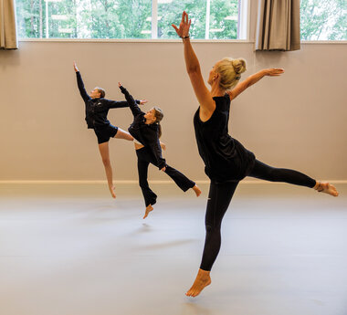 Danselærer Camilla Evensen med kulturskoleelever i dansesalen i Ravinen